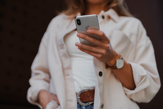 Mädchen mit Smartphone