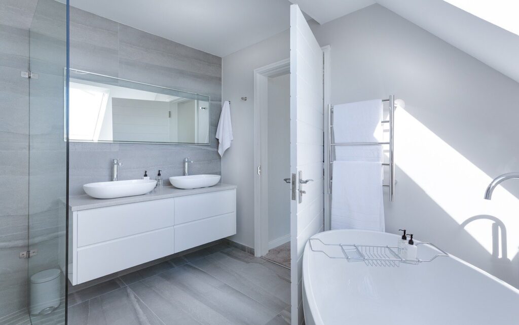 Badezimmer ohne Tageslicht richtig einrichten