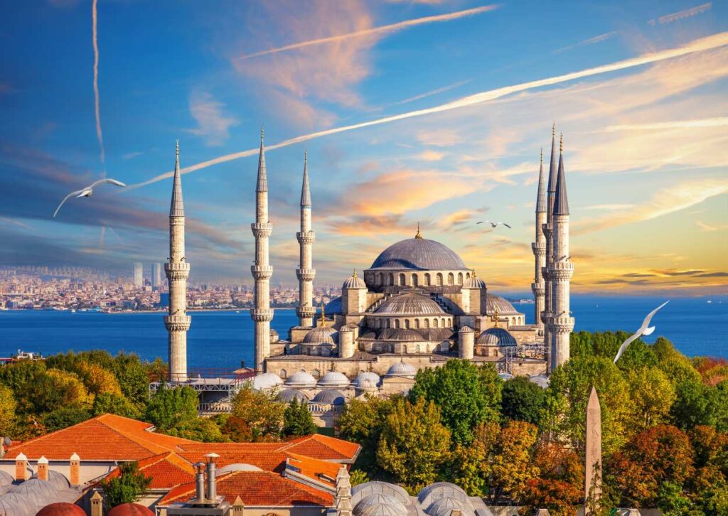 Haartransplantation Türkei: Renommierte Anbieter im Überblick Die Blaue Moschee in Istanbul vor dem Bosporus bei Abendlicht und farbigem Himmel