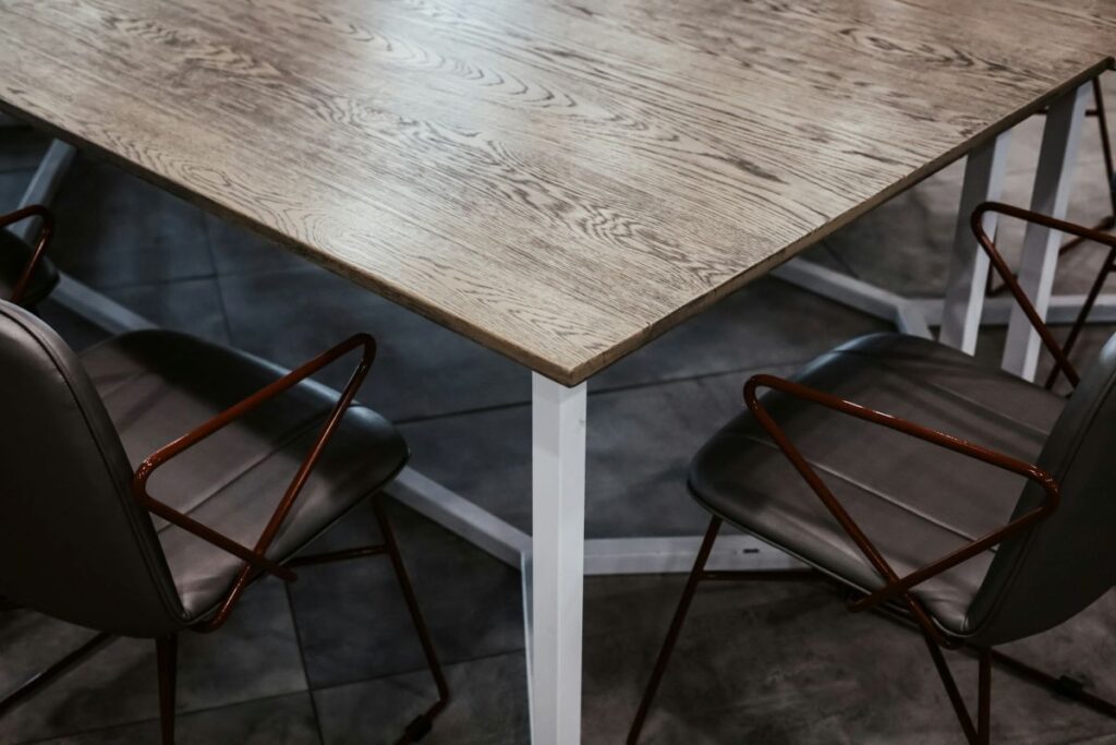 HPL Tischplatte: robust, pflegeleicht und vielseitig HPL Tischplatte im Fokus