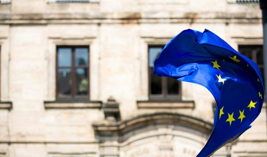 Vom Trilog zum Gesetz: Der Zeitplan der EU-Omnibus-Reform EU-Reform - EU-Flagge